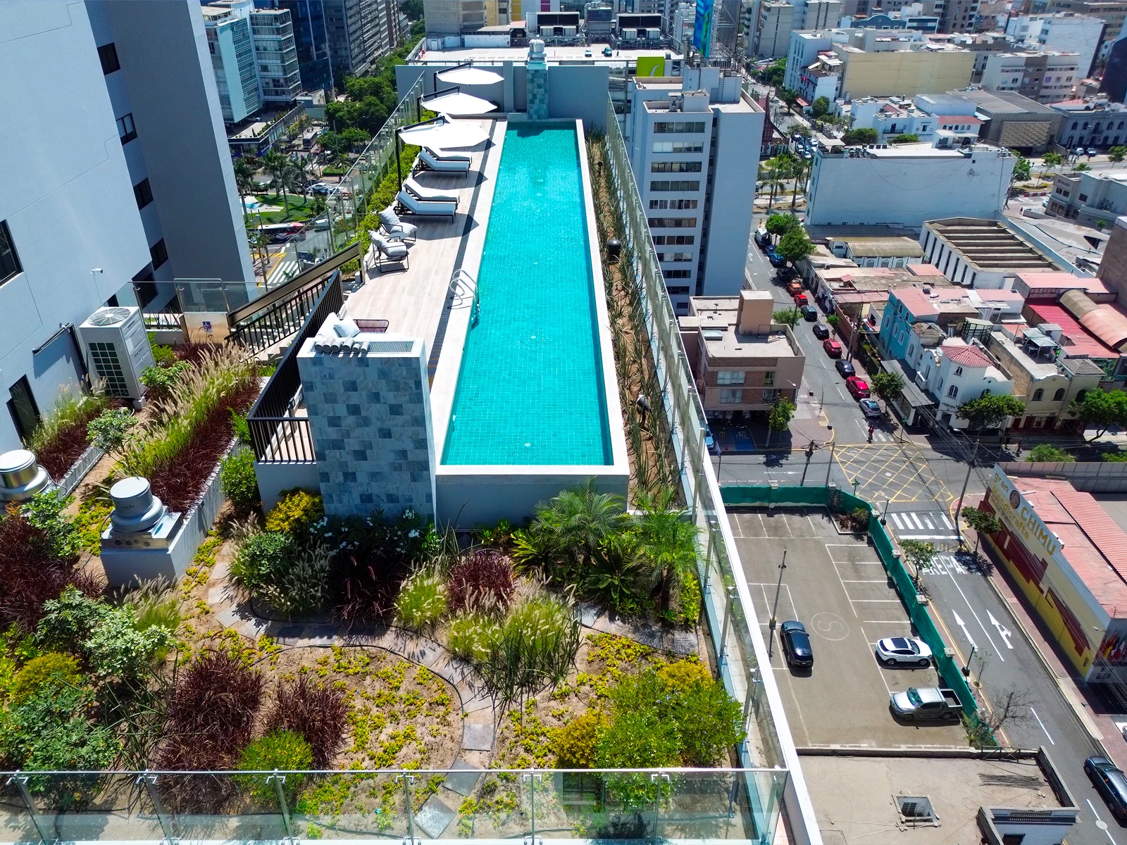Piscina en Smart Rent Ricardo Palma